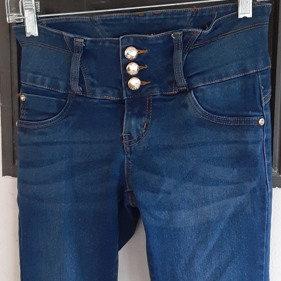 Bella adorable tight jeans! 1 - Picture 2 of 5